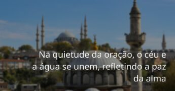 Céu sereno com nuvens douradas reflete sobre um lago calmo ao amanhecer, evocando um sentimento de paz e espiritualidade.