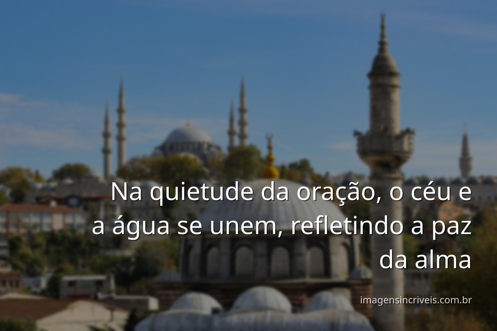Céu sereno com nuvens douradas reflete sobre um lago calmo ao amanhecer, evocando um sentimento de paz e espiritualidade.