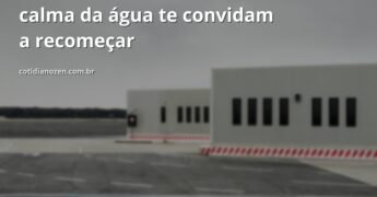 Vasto céu azul com nuvens brancas refletido sobre um corpo de água tranquilo, evocando paz e o potencial infinito de uma nova fase.