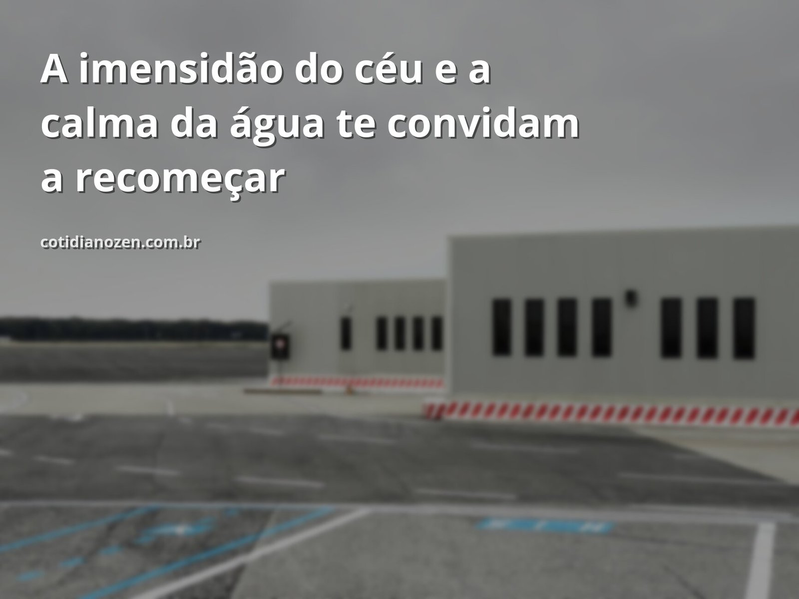 Vasto céu azul com nuvens brancas refletido sobre um corpo de água tranquilo, evocando paz e o potencial infinito de uma nova fase.