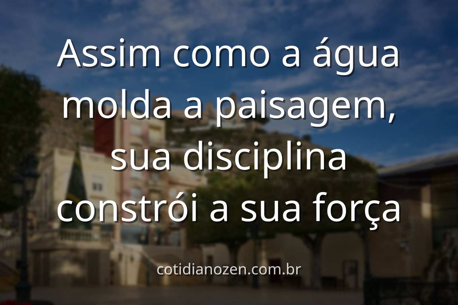 Céu azul e límpido refletido sobre um lago calmo, com montanhas ao fundo, evocando um sentimento de força serena e motivação.