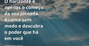 Paisagem serena de um oceano calmo refletindo um céu vasto e claro, transmitindo um sentimento de esperança, infinito e motivação.