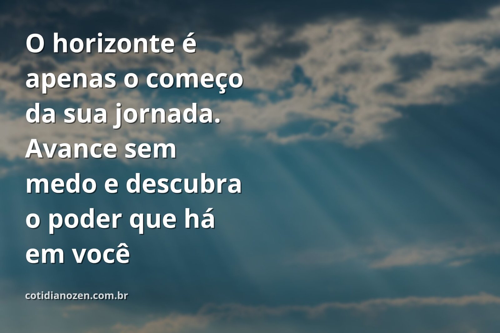 Paisagem serena de um oceano calmo refletindo um céu vasto e claro, transmitindo um sentimento de esperança, infinito e motivação.