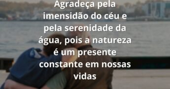 Paisagem serena de um lago calmo refletindo um céu azul com nuvens brancas, evocando um sentimento de paz e gratidão pela natureza.