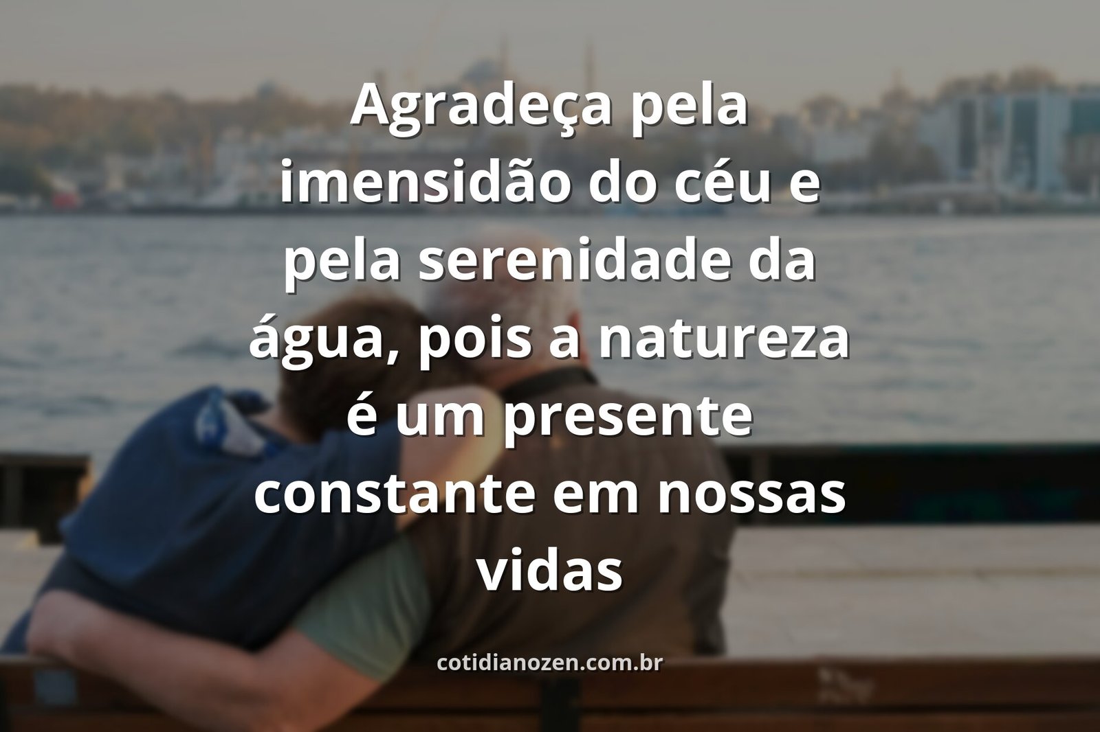 Paisagem serena de um lago calmo refletindo um céu azul com nuvens brancas, evocando um sentimento de paz e gratidão pela natureza.