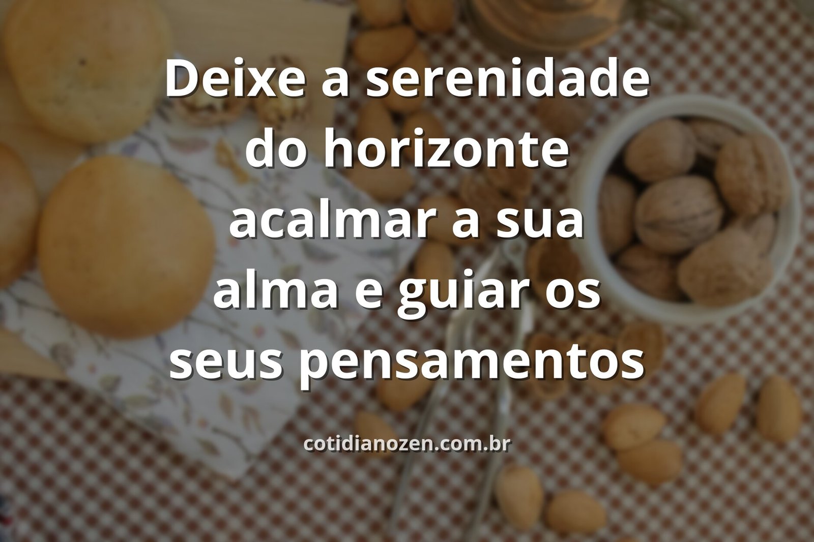Céu azul se reflete em um lago calmo, cercado por montanhas distantes, transmitindo uma profunda sensação de paz e tranquilidade.