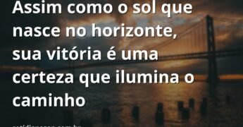 Um nascer do sol sereno sobre a água, com o céu em tons de laranja e azul, evocando a sensação de esperança e conquista.