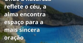 Céu azul com nuvens brancas refletido perfeitamente na superfície calma de um lago, transmitindo paz e um convite à oração e reflexão.