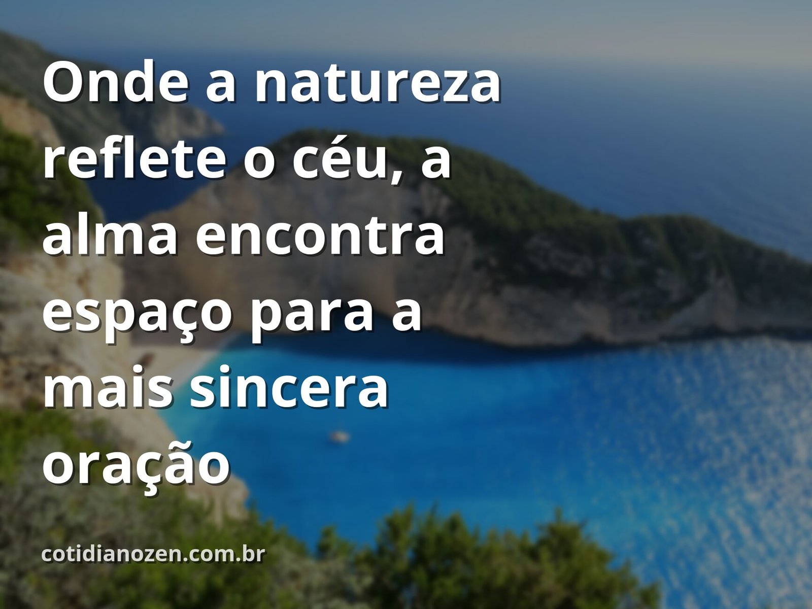 Céu azul com nuvens brancas refletido perfeitamente na superfície calma de um lago, transmitindo paz e um convite à oração e reflexão.