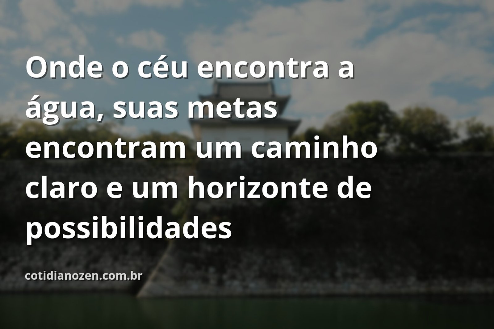 Céu azul com nuvens brancas refletido em um lago sereno, cercado por natureza, evocando paz e foco para alcançar metas.