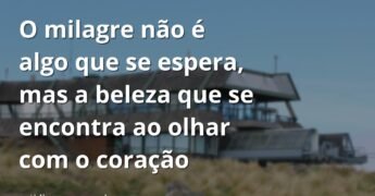 Céu sereno com nuvens suaves refletido em águas calmas, evocando a paz e a beleza dos milagres cotidianos da natureza.