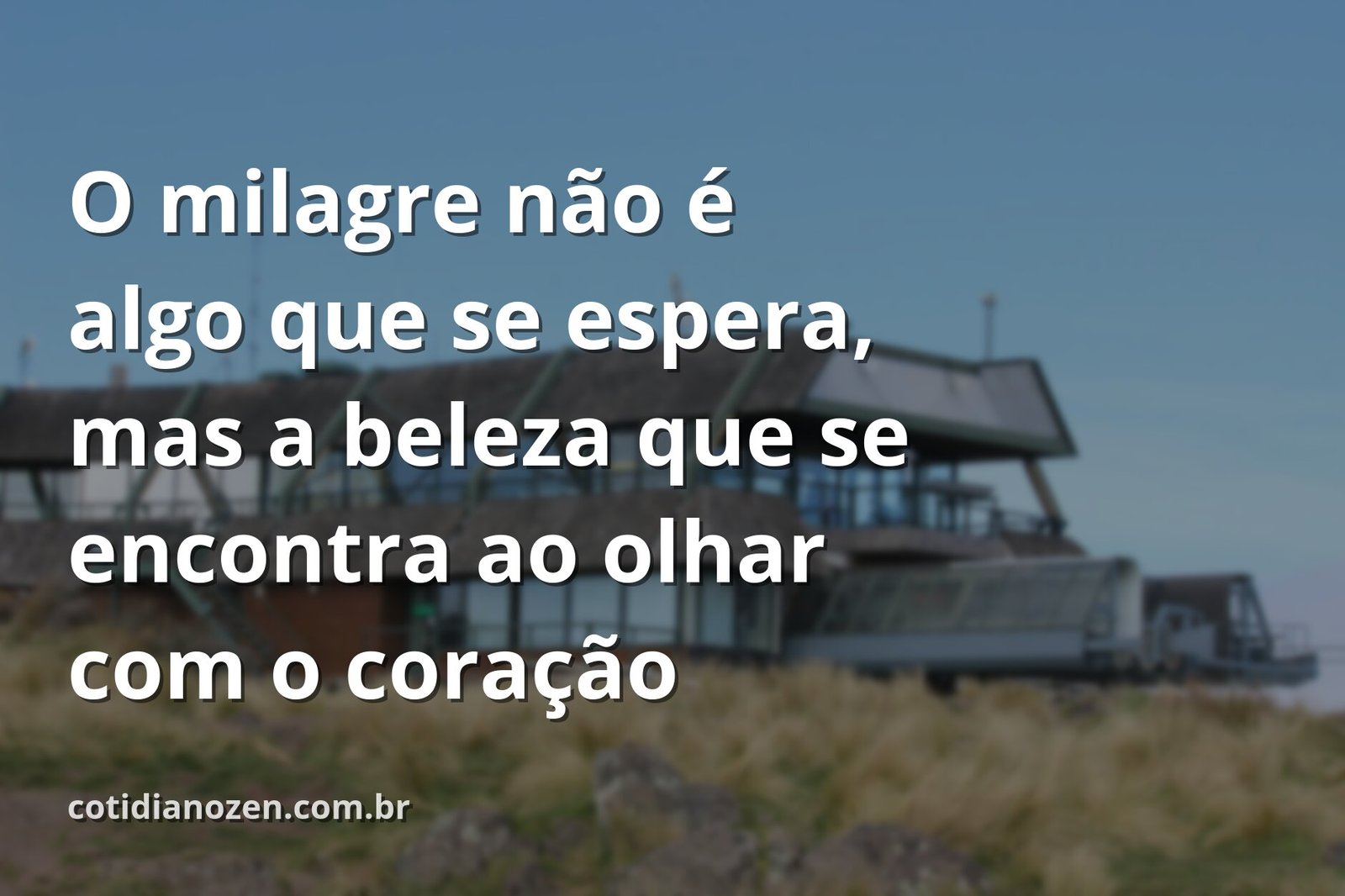Céu sereno com nuvens suaves refletido em águas calmas, evocando a paz e a beleza dos milagres cotidianos da natureza.